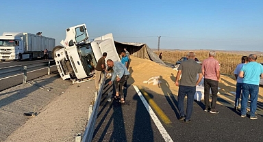 Karayolu arpa tarlasına döndü