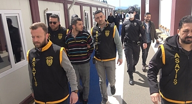 Kız meselesi yüzünden arkadaşını boğazını kesti