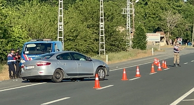 Lastiği patlayan otomobil bariyerlere çarptı: 3’ü çocuk 4 yaralı