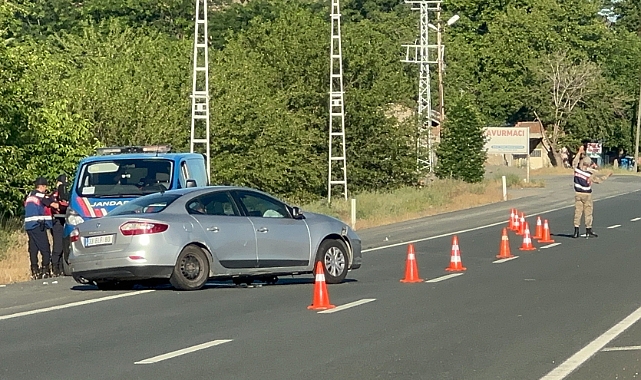 Lastiği patlayan otomobil bariyerlere çarptı: 3’ü çocuk 4 yaralı