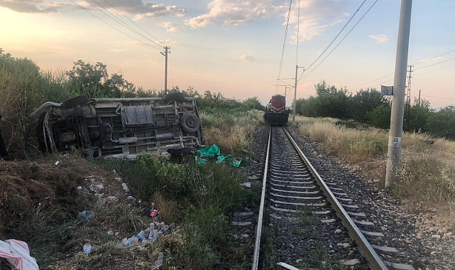 Malatya’da yük treni ile minibüs çarpıştı: 2 yaralı