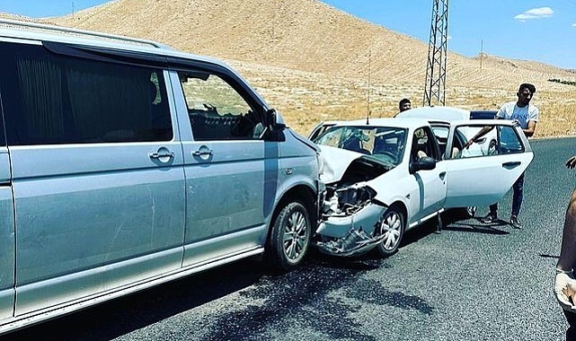 Mardin’de iki araç kafa kafaya çarpıştı: 9 yaralı