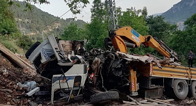 Mersin'de vinç ağaca çarptı