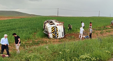 Minibüs tarlaya uçtu: 13 yaralı