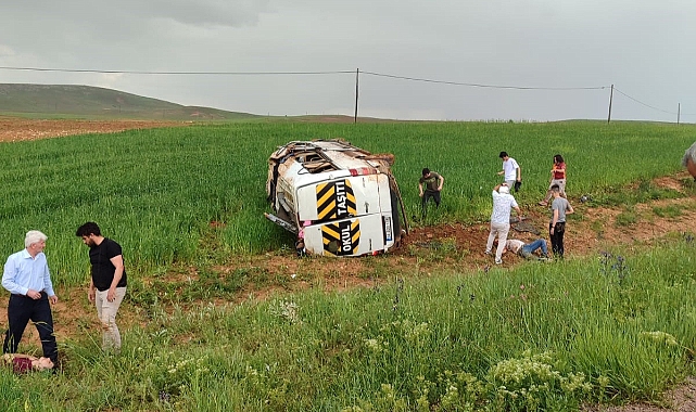 Minibüs tarlaya uçtu: 13 yaralı