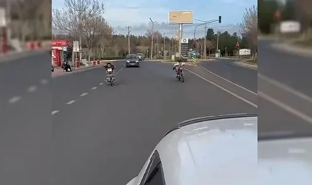 Motosikletin üzerine uzanıp ölüme davetiye çıkardılar