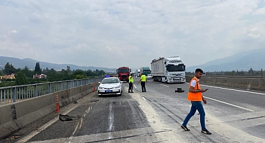Osmaniye'de tır otoyolda devrildi