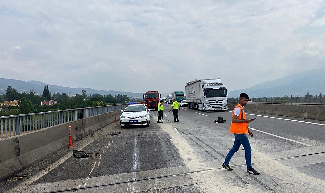 Osmaniye'de tır otoyolda devrildi