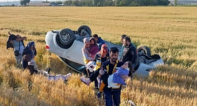 Otomobil buğday tarlasına devrildi: 2'si çocuk 4 yaralı