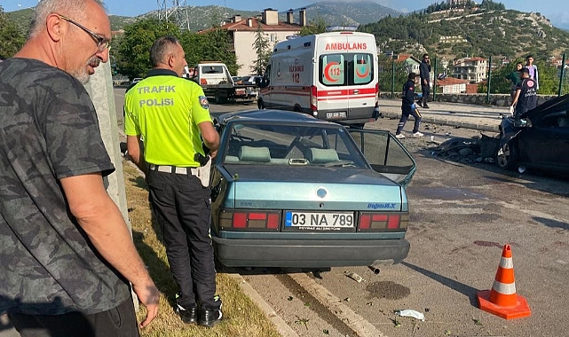 Otomobiller çarpıştı: 1 ölü, 7 yaralı