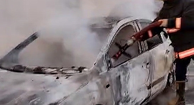 Otoyolda yanan araç kullanılmaz hale geldi