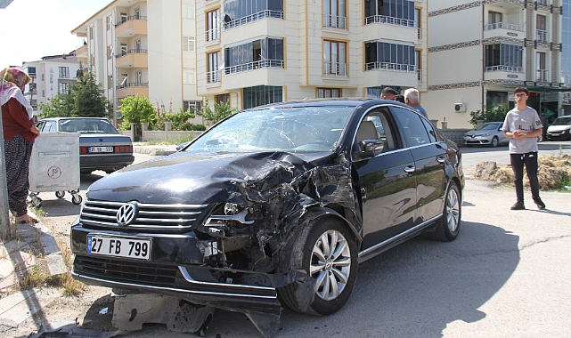 Pikap ile otomobil çarpıştı: 4 yaralı