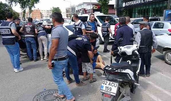 Polis aracı ile motosiklet çarpıştı: 2 yaralı
