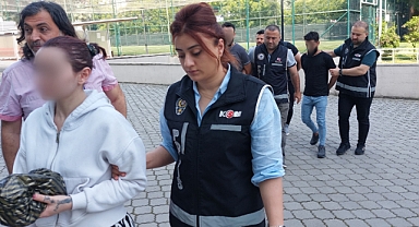 Sahte dolarla telefon satın alan sevgililer yakalandı