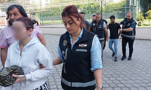 Sahte dolarla telefon satın alan sevgililer yakalandı