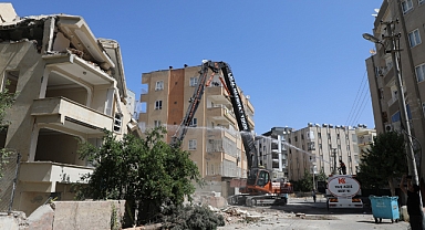 Urfa'da 100’ün üzerinde binanın yıkım çalışmaları sürüyor