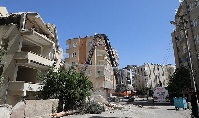 Urfa'da 100’ün üzerinde binanın yıkım çalışmaları sürüyor