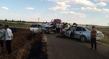 Şanlıurfa'da otomobiller kafa kafaya çarpıştı: 5 yaralı
