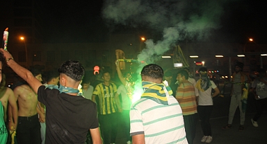 Şanlıurfaspor ve Fenerbahçe taraftarı birlikte kutlama yaptı