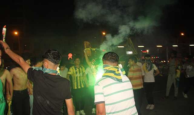 Şanlıurfaspor ve Fenerbahçe taraftarı birlikte kutlama yaptı