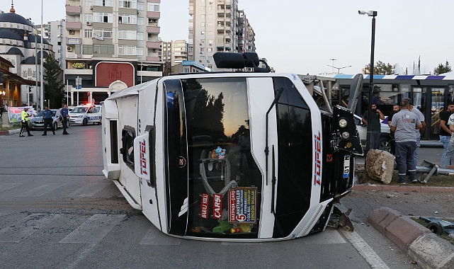 Sinyalizasyon direğine çarpan yolcu minibüsü devrildi: 3 yaralı