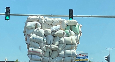 Siverek'te saman yüklü kamyon trafiği tehlikeye attı!