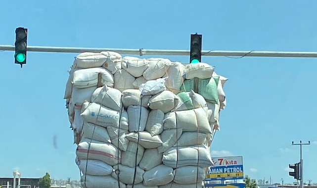 Siverek'te saman yüklü kamyon trafiği tehlikeye attı!