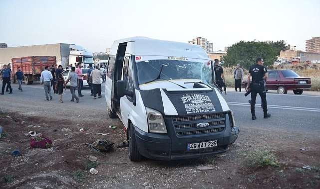 Siverek'te tarım işçilerini taşıyan minibüs tırla çarpıştı