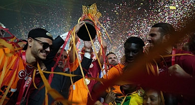 TFF Başkanı Mehmet Büyükekşi kupayı takdim etti