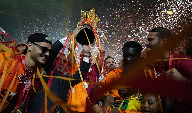 TFF Başkanı Mehmet Büyükekşi kupayı takdim etti