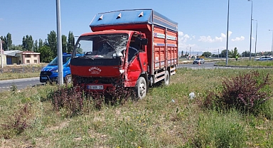 Ticari araç ile kamyon çarpıştı: 1 ölü, 14 yaralı