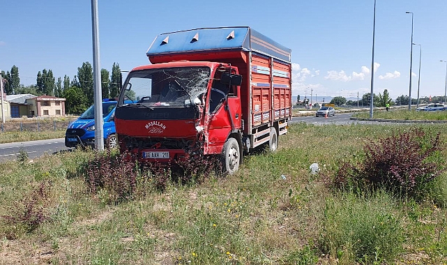 Ticari araç ile kamyon çarpıştı: 1 ölü, 14 yaralı