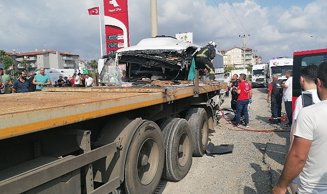 Tur midibüsü tıra arkadan çarptı: 1 ölü, 5 turist yaralı