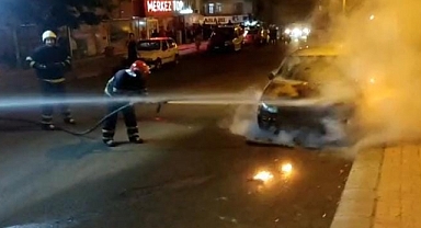 Urfa'da seyir halindeki araç alev aldı