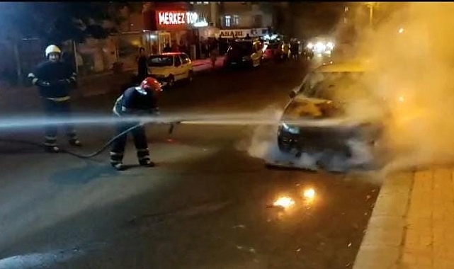 Urfa'da seyir halindeki araç alev aldı
