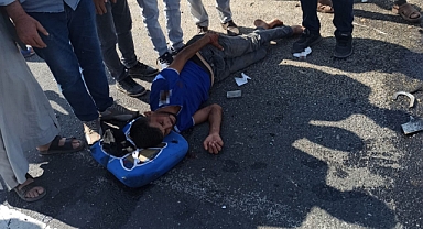 Urfa karayolunda tırın çarptığı traktör ikiye bölündü