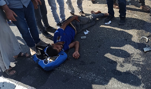 Urfa karayolunda tırın çarptığı traktör ikiye bölündü