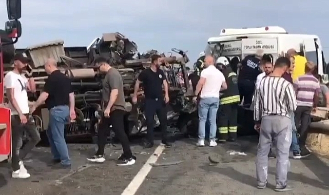 Yolcu minibüsü ile vinçli kamyon çarpıştı