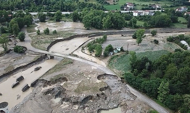 6 köyü ilçeye bağlayan yol çöktü