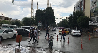 Kavurucu sıcakların hakim olduğu Iğdır’da yağmur yağdı