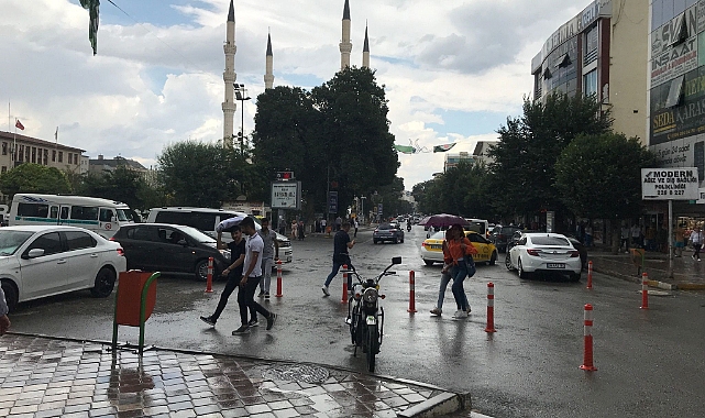 Kavurucu sıcakların hakim olduğu Iğdır’da yağmur yağdı