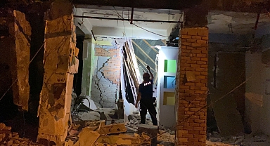 Ağır hasarlı 2 katlı bina çöktü