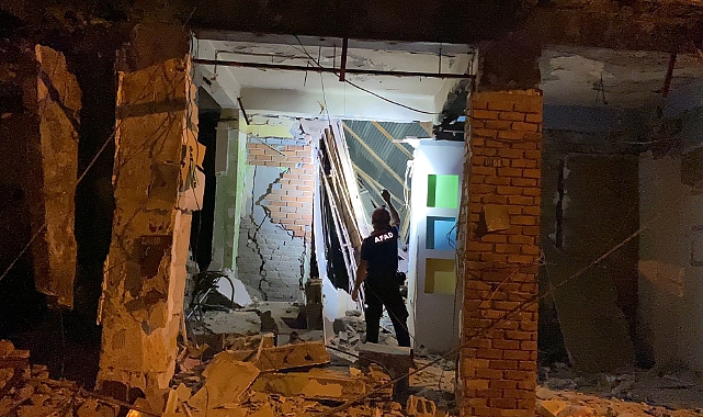 Ağır hasarlı 2 katlı bina çöktü