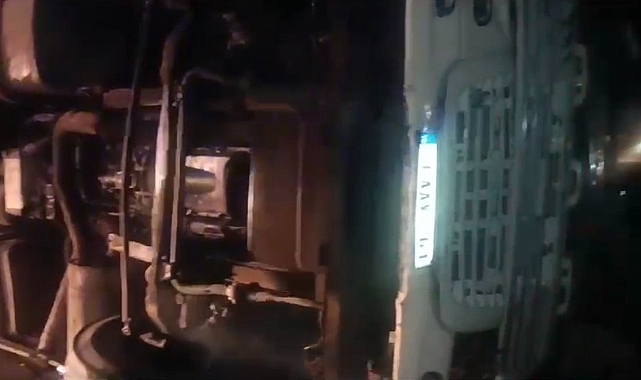 Ağrı’da freni patlayan tır devrildi