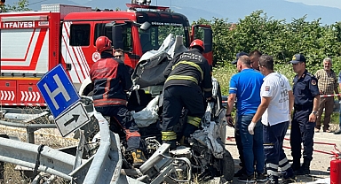 Bariyerlere saplanan otomobil paramparça oldu: 1 ölü