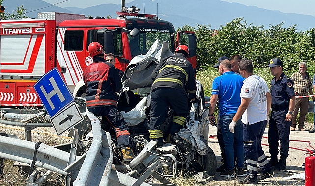 Bariyerlere saplanan otomobil paramparça oldu: 1 ölü
