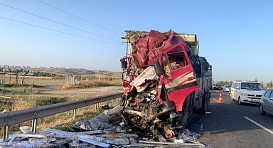 Başkentte kamyon otobüse çarptı: 12 yaralı