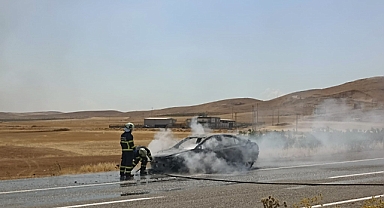 Batman'da elektrik aksamından çıkan yangın aracı küle çevirdi
