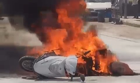 Bursa’da kuryenin motosikleti alev topuna döndü