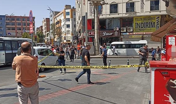 Cadde ortasında kurşun yağmuruna tutulan genç öldü
